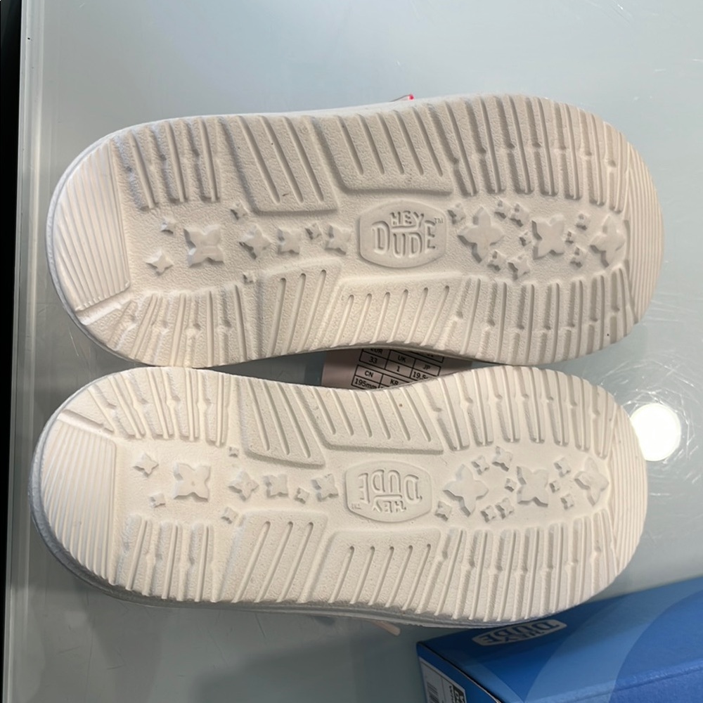 NWT girls Hey Dude Pink and White Sneakers with double heart Pattern - Picture 4 of 6